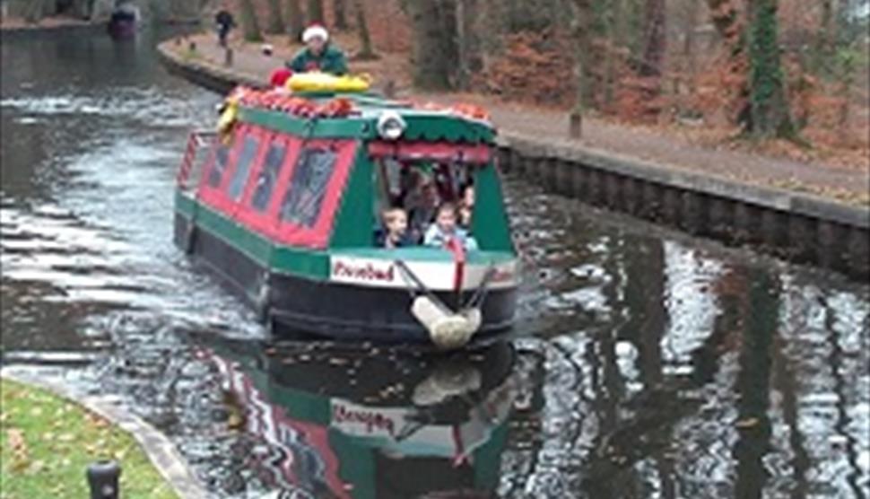 Santa Cruises On The Basingstoke Canal
