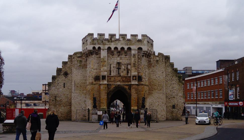 Tour: Around Southampton Walls in 80 Minutes