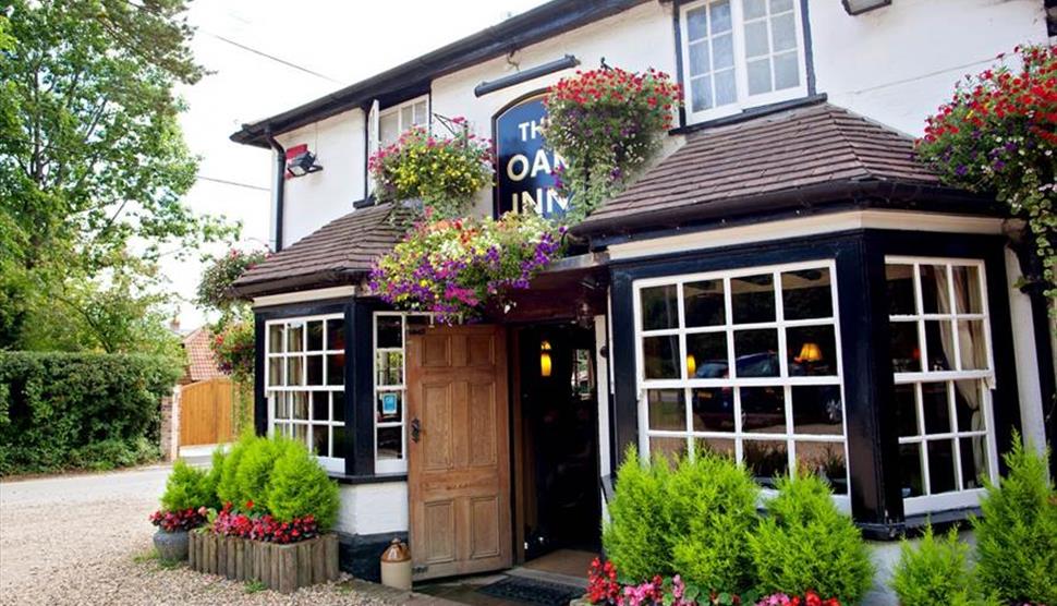 The exterior of Oak Inn Lyndhust