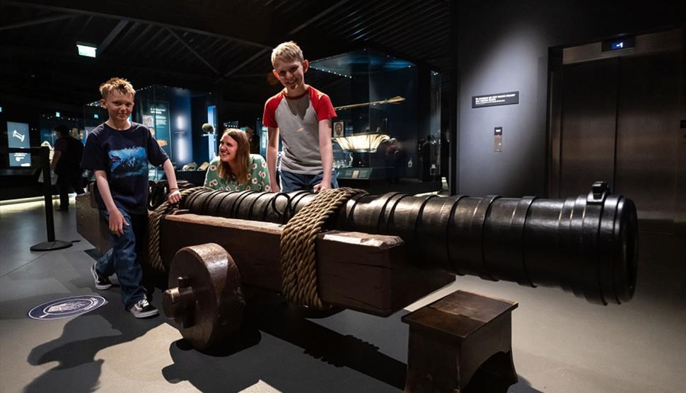 Children with a cannon at the Mary Rose museum