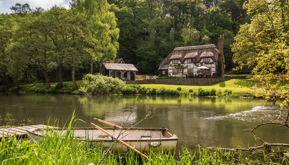 Undercastle Cottage, riverside property in the New Forest