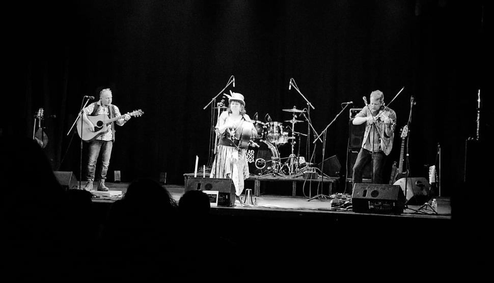 Murphy's Lore Trio - Live Celtic Folk/Rock at Steam Town