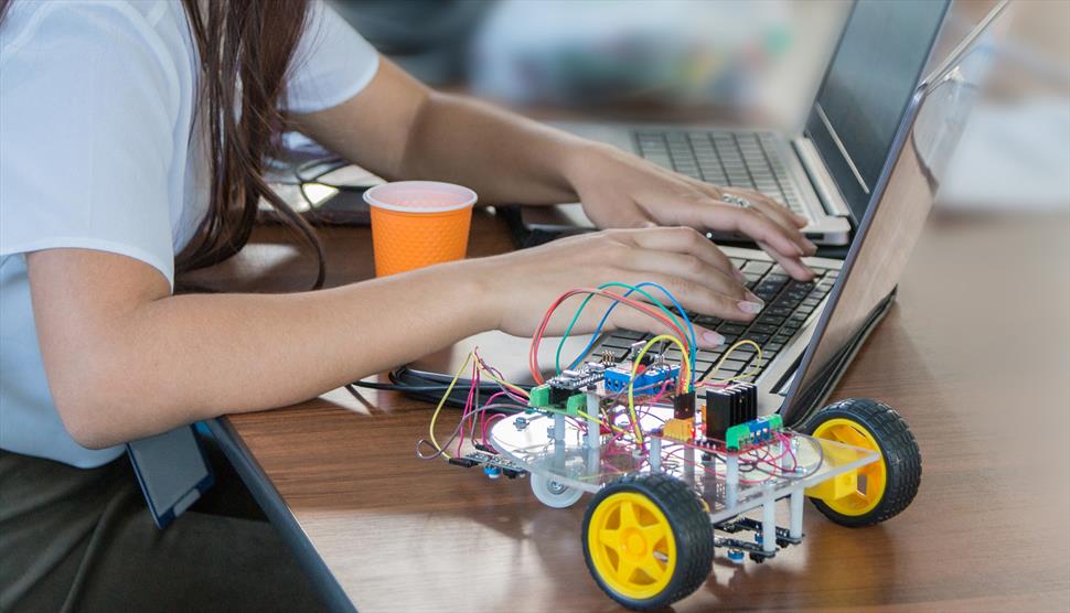 Free Coding Workshops for Young People with qlab