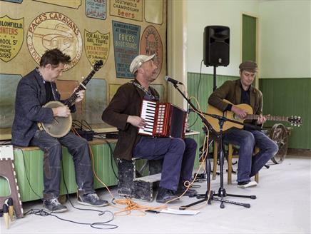 Grayshott Folk Club presents: Harp and a Monkey and Ian W. Brown