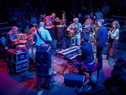 Photograph of Hejira performing in the round