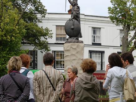 Guided tour in Abbey Gardens