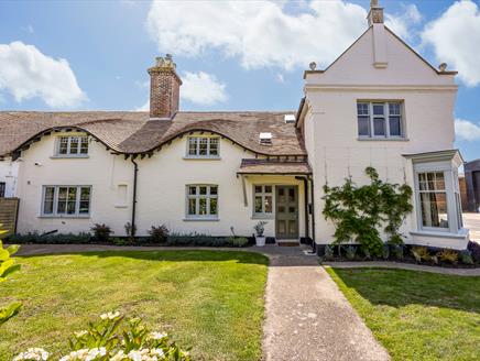 The exterior of Carrington Farmhouse - a New Forest Holiday Cottage