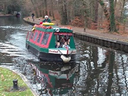 Santa Cruises On The Basingstoke Canal
