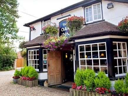 The exterior of Oak Inn Lyndhust