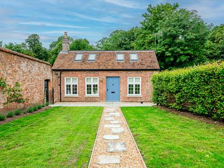 Exterior of Trafalgar Gardens - New Forest Holiday Cottages