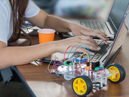Free Coding Workshops for Young People with qlab