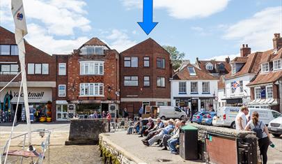 8 Admirals Court, New Forest Cottages