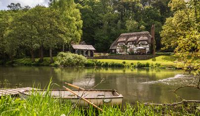 Undercastle Cottage, riverside property in the New Forest