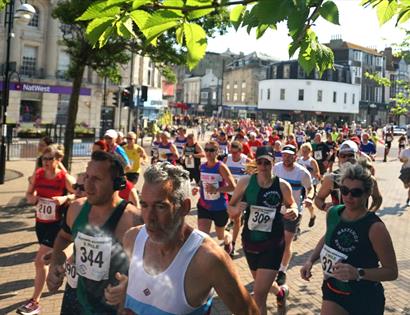 photograph of large group of runners in Hastings town centre.