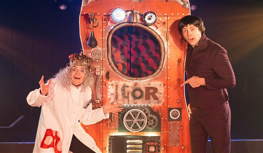 Promotional image for Franky at Stade Hall featuring performers beside a colourful steampunk-style machine.