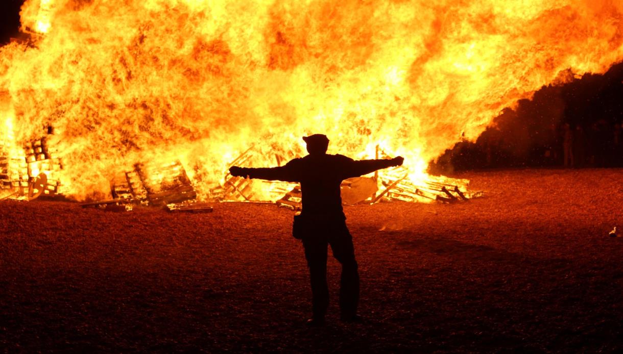 BATTLE BONFIRE BOYES GUY FAWKES CELEBRATIONS