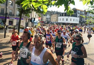 photograph of large group of runners in Hastings town centre.