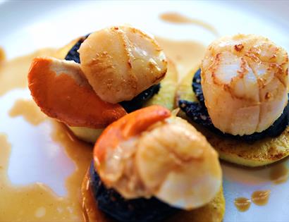 three scallops served on a plate.