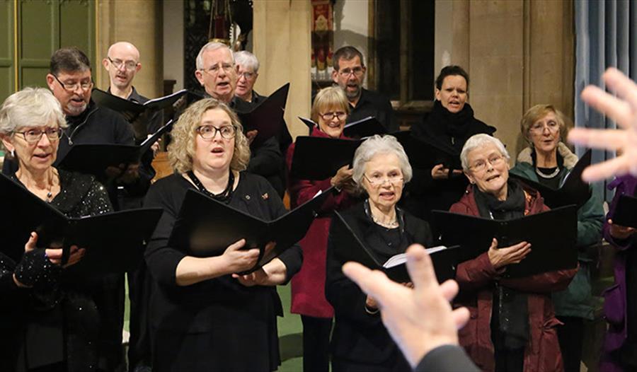 Cantamus performing