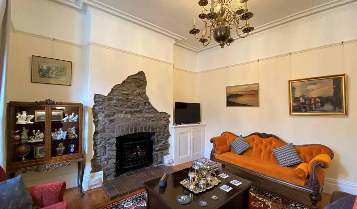 Main living room with sofas and armchairs to comfortably sit 8 persons