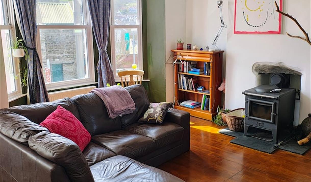 Versa – 2 mins from the Beach (with log stove)