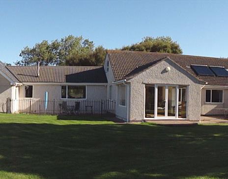 Panoramic rear view of the Beg and House