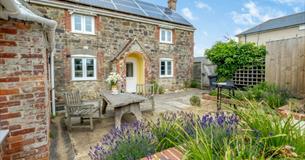 Outside view of Therles Cottage, self catering, Isle of Wight, coastal cottage