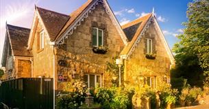 Outside front view of Koala Cottage, Godshill, B&B