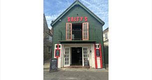 Outside view of Salty's Pizzeria & Bar, Yarmouth, food & dink - photo credit: Thalia Lumiere