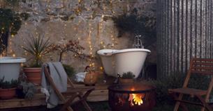 Outdoor bath tub at Stargazers' Retreat, Unique Hideaways, glamping, unique places to stay, Isle of Wight