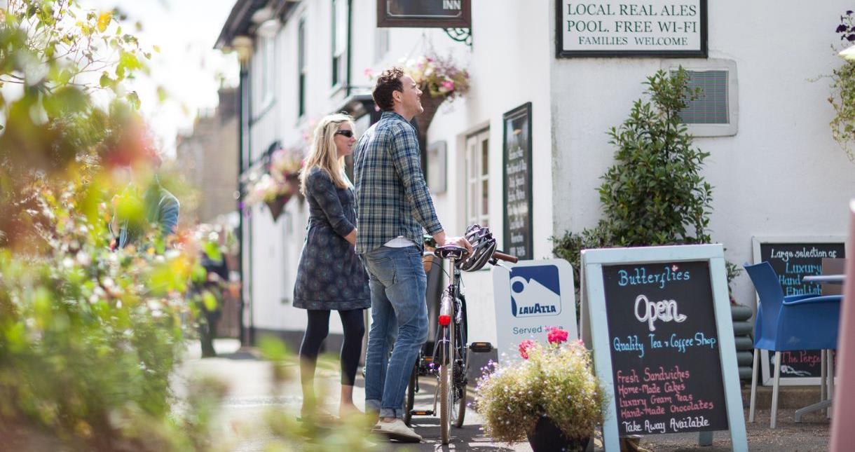 Couple visiting Yarmouth with their bikes