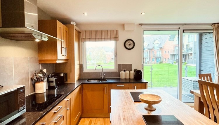 Isle of Wight, Calico Skies, Self Catering Accommodation, Island Harbour, Kitchen and Dining area with Kitchen Island