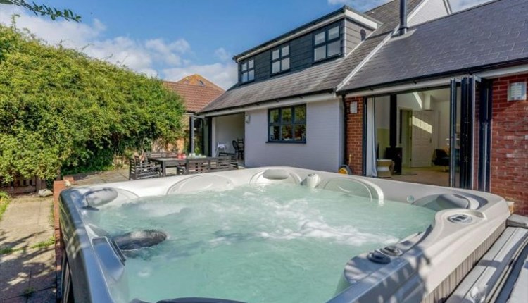 Isle of Wight, Accommodation, Canine Cottages, Dog Friendly, Hot tube