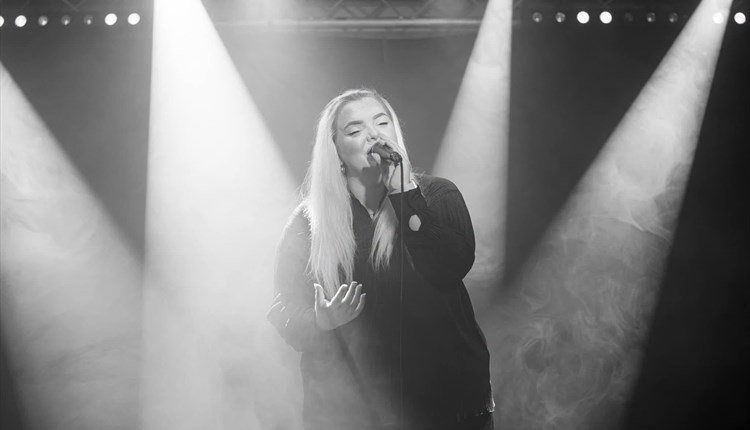 Live music with Emellia at Goddard's Brewery, Isle of Wight, music events