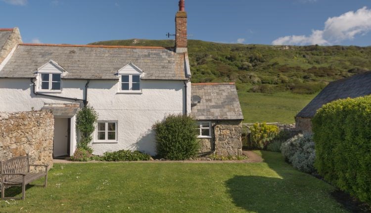 Outside view of Knowles Farm Cottage, National Trust, Isle of Wight, Self catering - image credit: Mike Henton