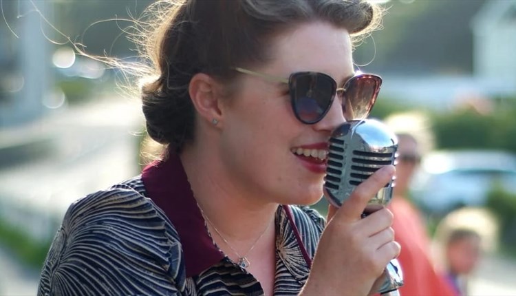 Harriet Jane singing, Mountbatten Isle of Wight event, live music