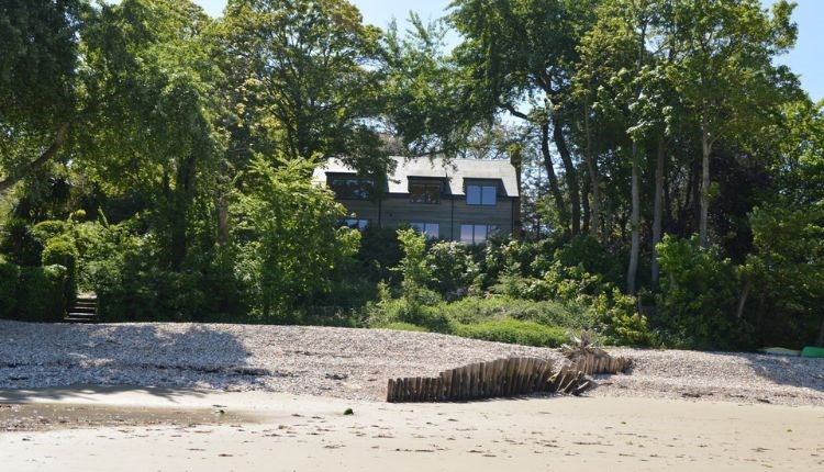Outside view of Long Rock Cottage from the beach, Beachside cottage, Isle of Wight, HB Holiday Lettings, coastal escape, self catering
