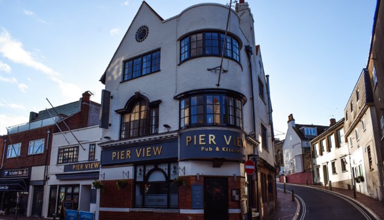 Isle of Wight, Eating Out, Food and Drink, Pier View, COWES, Image of outside of pub