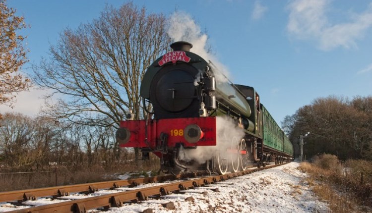 Isle of Wight, Things to Do, Christmas Events, Santa Specials, Steam Railway, Havenstreet, Ryde, Locomotive in snow
