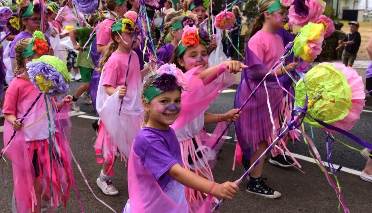 visit isle of wight, things to do, children in a carnival