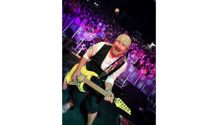 Woody from Blonde Bombshell & Fifty Fives, host at music quiz at Portland Inn, Cowes, Isle of Wight, event, what's on