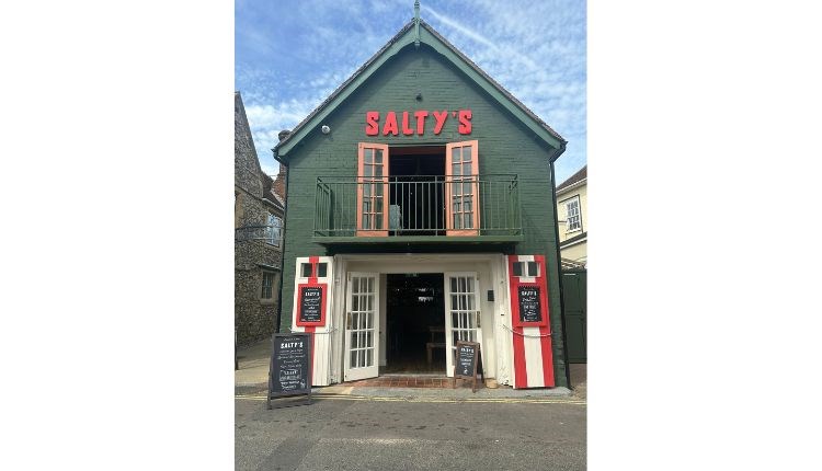 Outside view of Salty's Pizzeria & Bar, Yarmouth, food & dink - photo credit: Thalia Lumiere