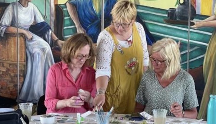 Visit Isle of Wight, Things to do, artist with students for drawing workshop