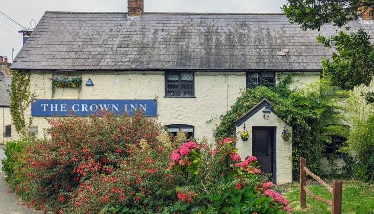 Isle of Wight, Eating Out, Food and Drink, The Crown Inn Shorwell, main exterior image