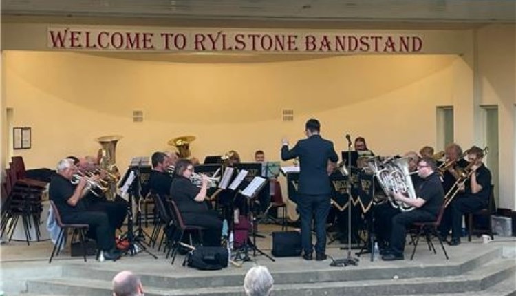 Isle of Wight, Things to do, concert band performing in bandstand