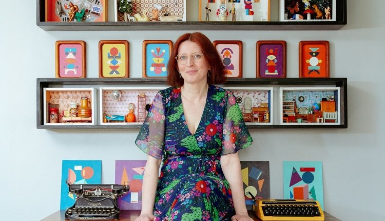 visit isle of wight, things to do, artist with a display of her artwork