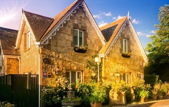 Outside front view of Koala Cottage, Godshill, B&B