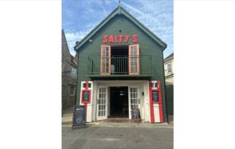 Outside view of Salty's Pizzeria & Bar, Yarmouth, food & dink - photo credit: Thalia Lumiere