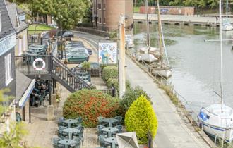 Isle of Wight - Newport - Public House - Bargemans Rest - River Front