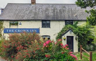 Isle of Wight, Eating Out, Food and Drink, The Crown Inn Shorwell, main exterior image